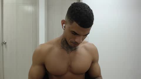 Snapshot of juan_gomez_1 chatting on January 5, 10:32 am juan_gomez_1 online show from January 5, 10:32 am
