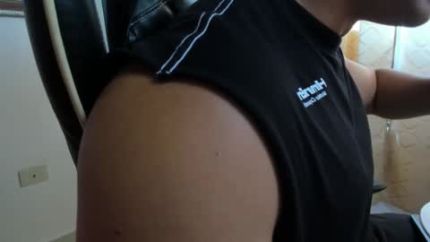 julian_wallace online show from February 10, 9:52 pm