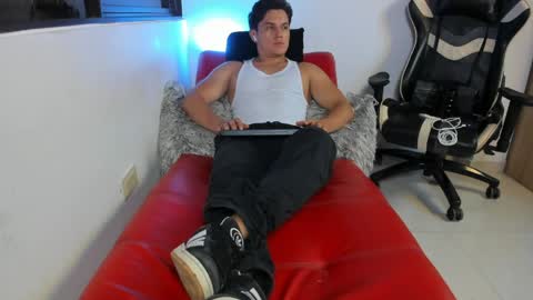 julian_wallace online show from April 3, 10:39 pm