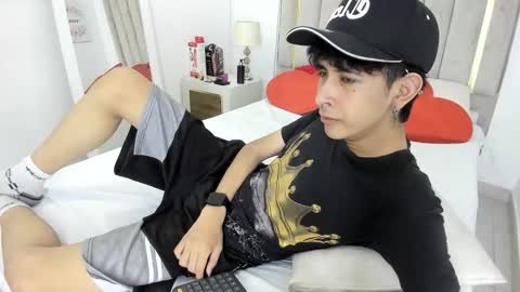 Julian online show from February 10, 8:13 pm