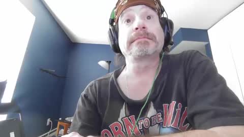 Snapshot of justmetool chatting on December 5, 4:23 pm Tool online show from December 5, 4:23 pm