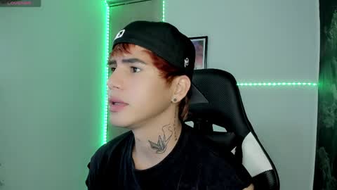 kiss_whitee online show from April 2, 2:20 am