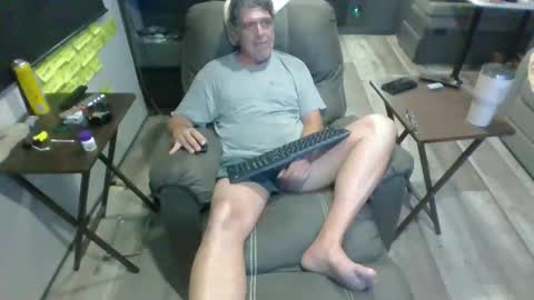 Snapshot of l8tniter chatting on October 30, 12:57 am l8tniter online show from October 30, 12:57 am