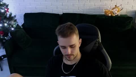 Snapshot of larstar01 chatting on December 19, 2:56 am Lars online show from December 19, 2:56 am