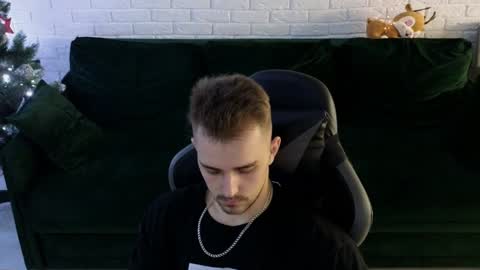 Snapshot of larstar01 chatting on December 20, 1:36 am Lars online show from December 20, 1:36 am