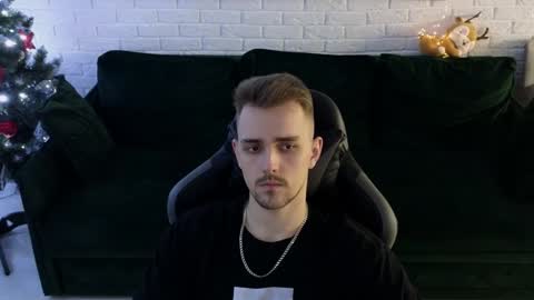 Snapshot of larstar01 chatting on December 18, 1:37 am Lars online show from December 18, 1:37 am