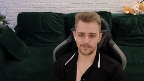 Snapshot of larstar01 chatting on December 4, 1:25 am Lars online show from December 4, 1:25 am