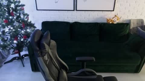 Snapshot of larstar01 chatting on December 6, 1:29 am Lars online show from December 6, 1:29 am