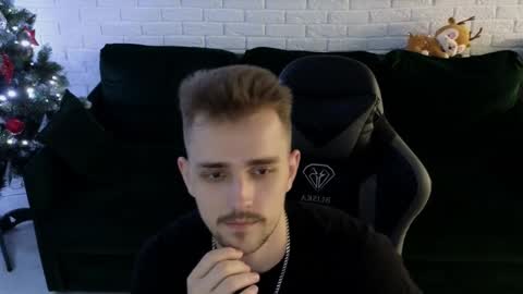 Snapshot of larstar01 chatting on December 27, 1:43 am Lars online show from December 27, 1:43 am