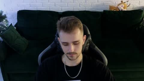 Snapshot of larstar01 chatting on December 25, 12:59 am Lars online show from December 25, 12:59 am