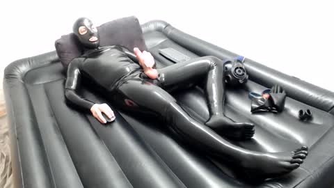 Snapshot of latexboy93 chatting on October 22, 9:18 pm Latexboy93 online show from October 22, 9:18 pm