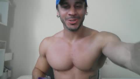 latino_rodri online show from May 1, 7:33 am