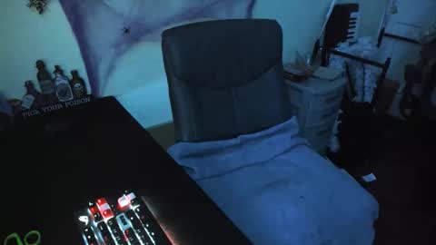 Snapshot of leafyyyyyy chatting on October 30, 3:19 am Leafy online show from October 30, 3:19 am