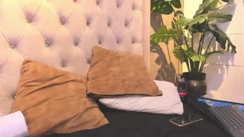 leohard_ online show from March 14, 12:45 pm