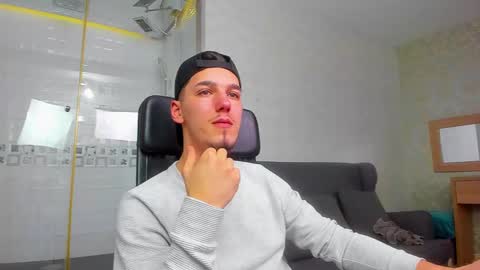 LeoIsaiah online show from December 20, 8:06 am