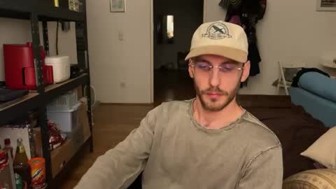 Leon online show from December 3, 4:57 pm