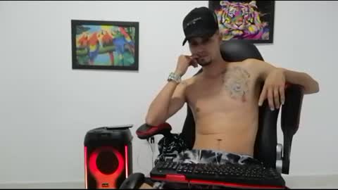 Snapshot of liam_andres12 chatting on October 19, 10:24 pm Andres online show from October 19, 10:24 pm