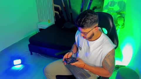 LIAM KLEIN online show from December 18, 11:17 am