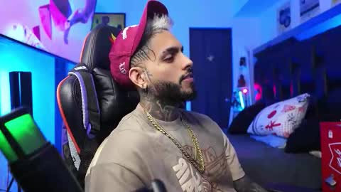 logan_hugh8 online show from February 5, 7:04 am