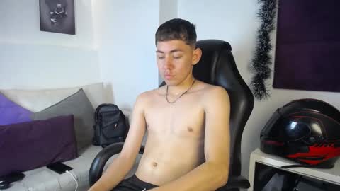 Loganfoster  online show from December 21, 9:01 pm