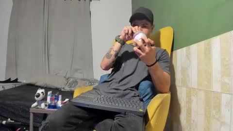 Snapshot of luis_as chatting on February 22, 8:15 pm Luis AS online show from February 22, 8:15 pm