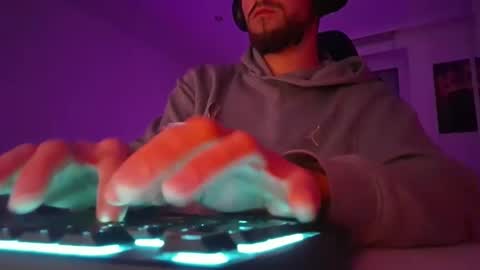 lukasschoetz online show from November 19, 8:52 pm