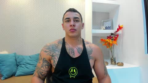 Snapshot of massimocontie_ chatting on December 18, 3:22 pm Massimo Contie online show from December 18, 3:22 pm