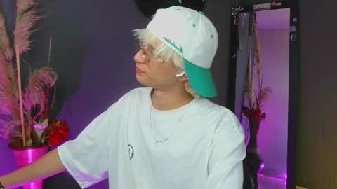 mattias     online show from September 17, 1:17 am