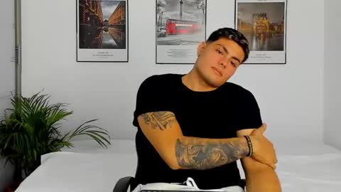 Snapshot of max_miuller chatting on October 18, 2:05 am MAX MIULLER online show from October 18, 2:05 am