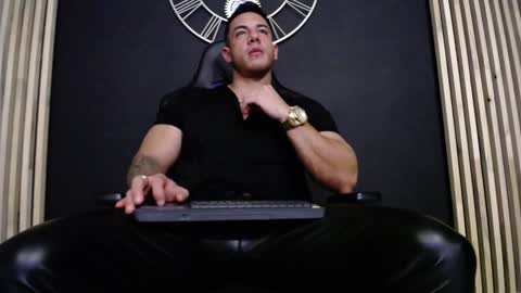 Snapshot of maxxxpowerful chatting on December 18, 2:10 am maxxxpowerful online show from December 18, 2:10 am