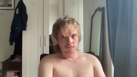 Snapshot of milkymitch chatting on November 1, 2:54 pm Mimi online show from November 1, 2:54 pm