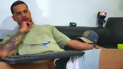 Nicolas Muscle online show from February 14, 5:51 am