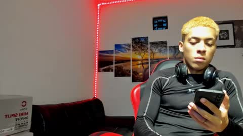 Snapshot of noah_flynn1 chatting on October 9, 8:08 am noah_flynn1 online show from October 9, 8:08 am
