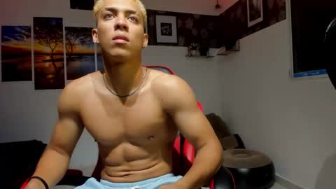 Snapshot of noah_flynn1 chatting on October 1, 7:01 am noah_flynn1 online show from October 1, 7:01 am