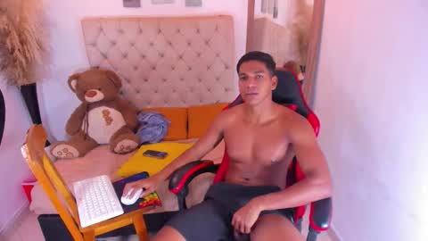 N O AH - S T H O  N E online show from February 13, 7:14 am