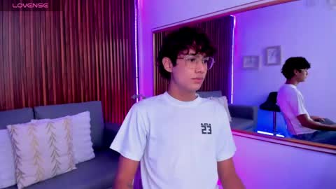 oliver20__ online show from June 3, 6:59 am