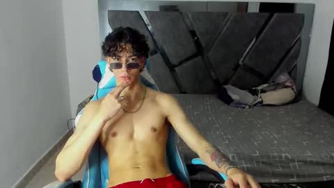 Snapshot of oliverthompson_01 chatting on October 11, 8:18 am oliverthompson_01 online show from October 11, 8:18 am