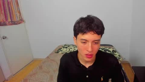 picaszomilos350 online show from March 26, 8:07 am