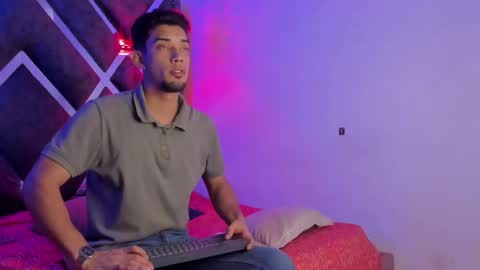 prince_arthur77 online show from December 18, 1:02 pm