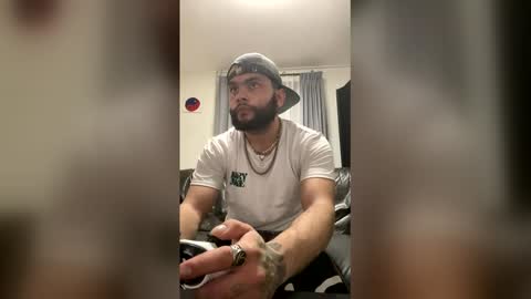 privekeanu23 online show from January 17, 1:52 am