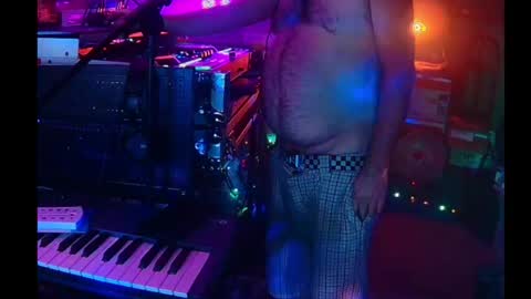 punkrunr083 online show from June 3, 8:49 am