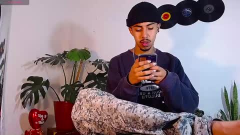Snapshot of raydevil_ chatting on December 4, 6:50 pm Rayn online show from December 4, 6:50 pm