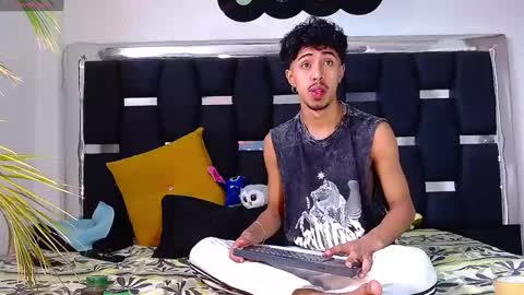 Snapshot of raydevil_ chatting on January 31, 3:44 pm Rayn online show from January 31, 3:44 pm