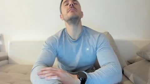 roberto4ever online show from April 2, 10:45 am