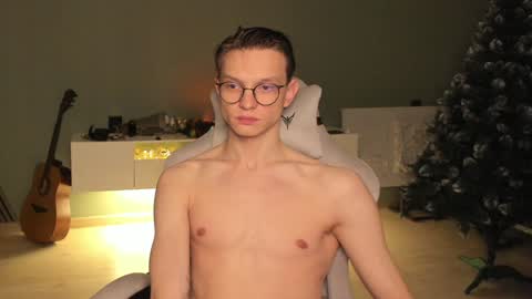 Snapshot of romeo_mercy chatting on December 25, 10:37 pm Romeo online show from December 25, 10:37 pm