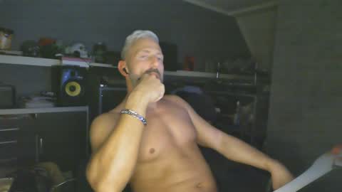 Snapshot of ruffi77 chatting on January 11, 6:54 pm Chico que rico Caliente online show from January 11, 6:54 pm