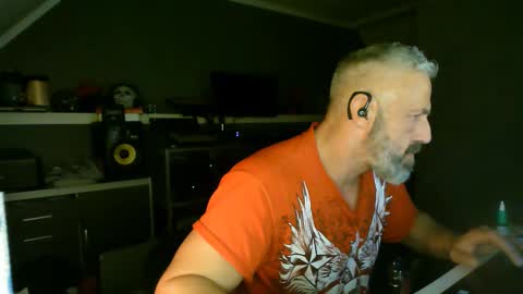 Snapshot of ruffi77 chatting on November 1, 4:38 am Chico que rico Caliente online show from November 1, 4:38 am