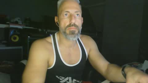 Snapshot of ruffi77 chatting on December 31, 12:21 am Chico que rico Caliente online show from December 31, 12:21 am