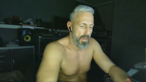 Snapshot of ruffi77 chatting on January 15, 2:13 pm Chico que rico Caliente online show from January 15, 2:13 pm