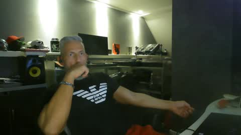 Snapshot of ruffi77 chatting on February 1, 11:48 pm Chico que rico Caliente online show from February 1, 11:48 pm